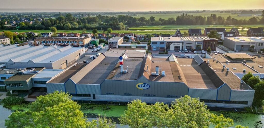 Drone foto van het pand van Spuiterij Clay